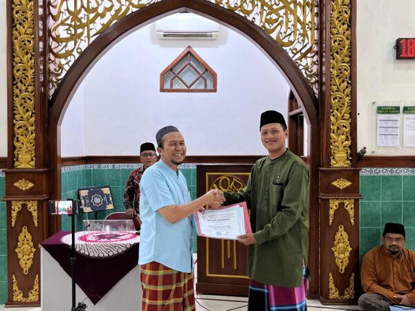 Penyerahan Sertifikat Penghargaan Wisuda Santri PPTQ Muhajirin