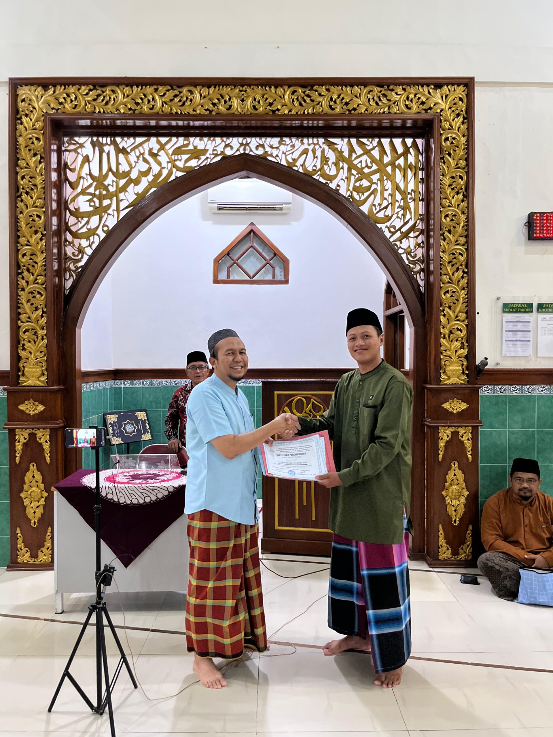 Penyerahan Sertifikat Penghargaan Wisuda Santri PPTQ Muhajirin